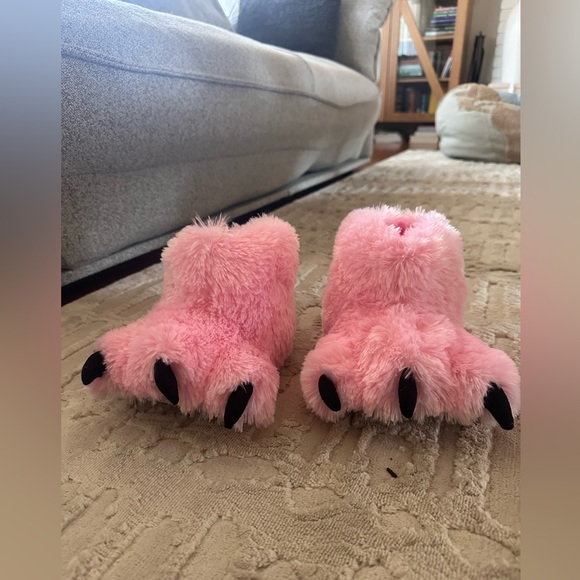 Kids pink fuzzy bear slippers, size 9-11 - Picture 2 of 7